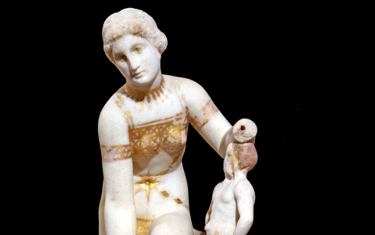 Η Αφροδίτη με το χρυσό μπικίνι στο Μουσείο Ακρόπολης για την Ημέρα της Γυναίκας