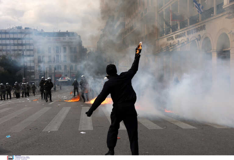 Συλλαλητήριο για τα Τέμπη: 14 προσαγωγές, 3 συλλήψεις και 5 αστυνομικοί τραυματίες – Συμμετείχαν 30.000 άτομα