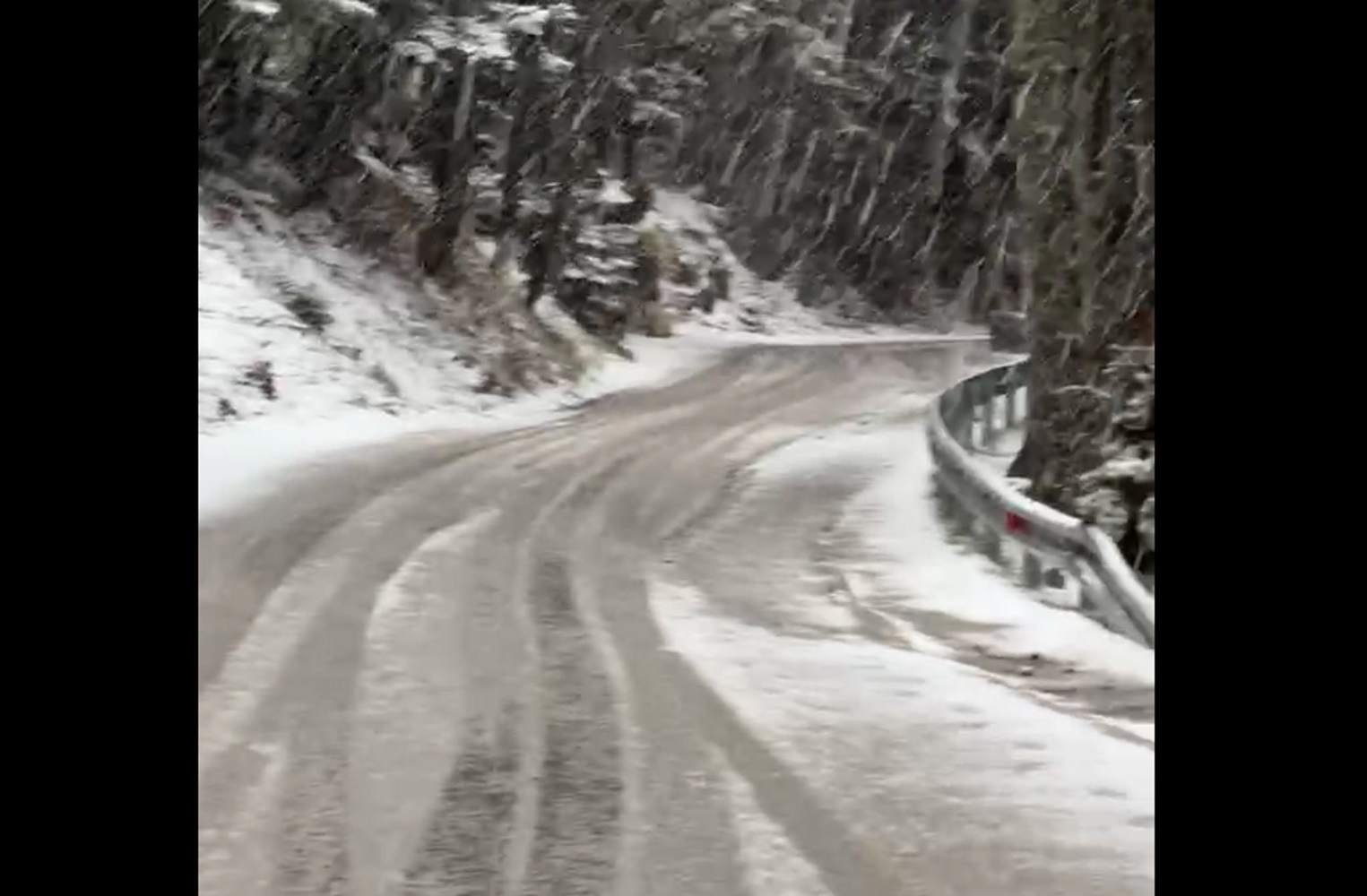 Πάρνηθα: Πυκνό χιόνι στο καταφύγιο Μπάφι – Με αλυσίδες η κίνηση των αυτοκινήτων