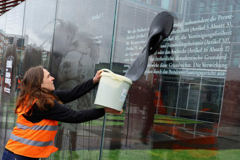 Γερμανία: Ακτιβιστές για το κλίμα έριξαν μαύρο υγρό στο μνημείο του Συντάγματος