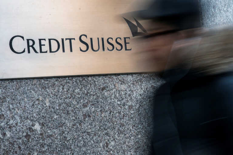 Financial Times: Η UBS συζητά την εξαγορά της Credit Suisse