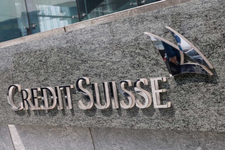 Financial Times: Η ελβετική κυβέρνηση θέλει να επιταχύνει την εξαγορά της Credit Suisse από τη UBS