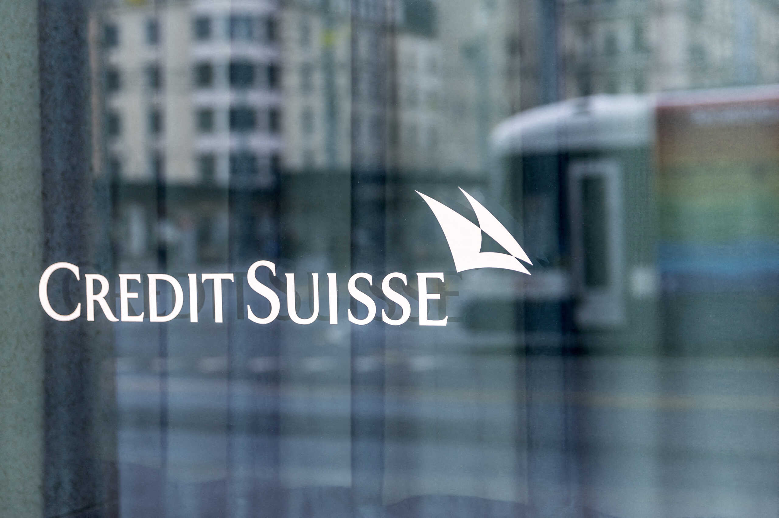 Credit Suisse: Η UBS δίνει 1 δισ. δολάρια για να την εξαγοράσει