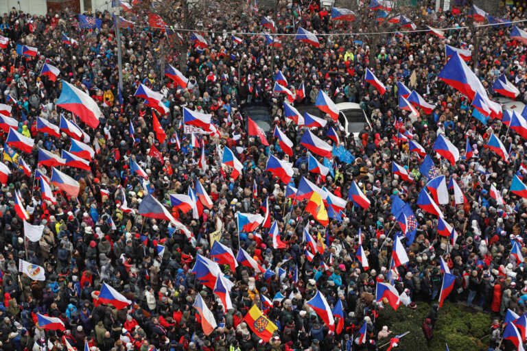 Χιλιάδες στις διαδηλώσεις κατά της κυβέρνησης της Τσεχίας - Φωνές για παραίτηση και παύση στις παραδόσεις όπλων στην Ουκρανία