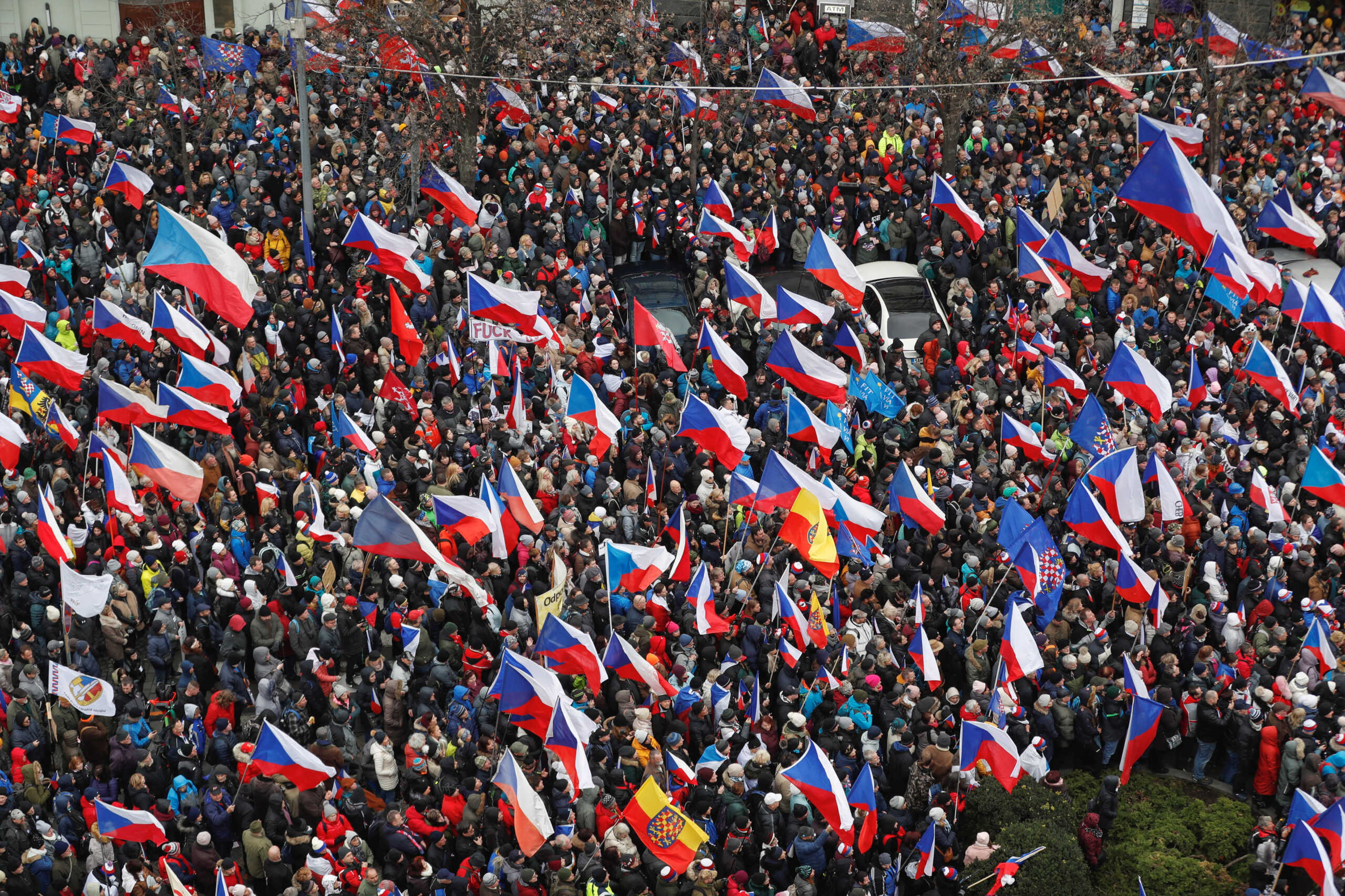 Τσεχία: Χιλιάδες στις διαδηλώσεις κατά της κυβέρνησης – Φωνές για παραίτηση και παύση στις παραδόσεις όπλων στην Ουκρανία