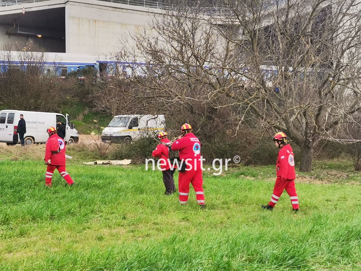 Σύγκρουση τρένων στα Τέμπη: «Βρίσκαμε μέλη από ανθρώπους ακόμα και στον εξωτερικό χώρο»