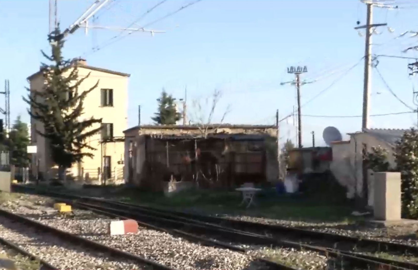 Αυλώνας: Εικόνες από τη σιδηροδρομική διάβαση που ελέγχουν σεκιουριτάδες με δίμηνη εκπαίδευση