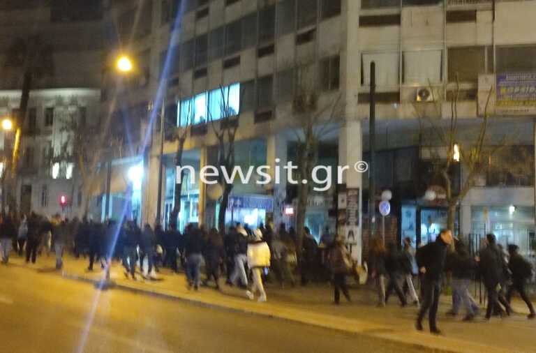 Μικροεντάσεις στην απόγευματινή πορεία στο κέντρο της Αθήνας για το δυστύχημα στα Τέμπη