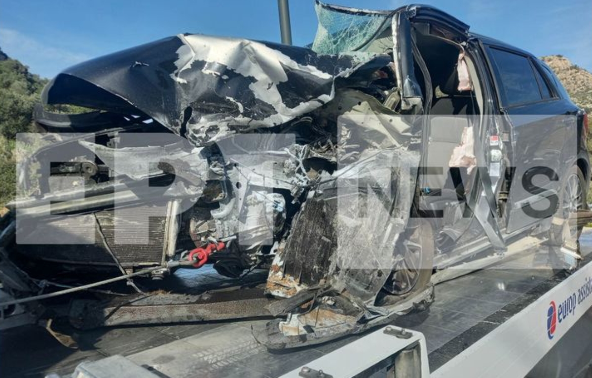 Τροχαίο στην Αθηνών – Σουνίου: Άμορφη μάζα το ένα αυτοκίνητο – Σοβαρά τραυματίας ο οδηγός