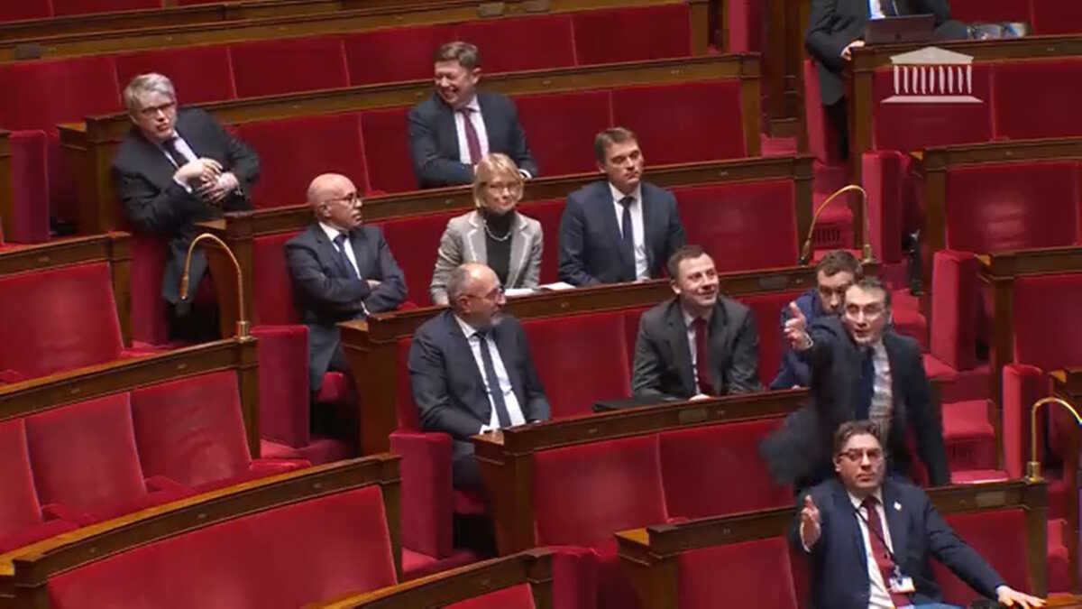 Γαλλία: Διακόπηκε η συζήτηση στην Εθνοσυνέλευση μετά την άσεμνη χειρονομία του υπουργού Δικαιοσύνης
