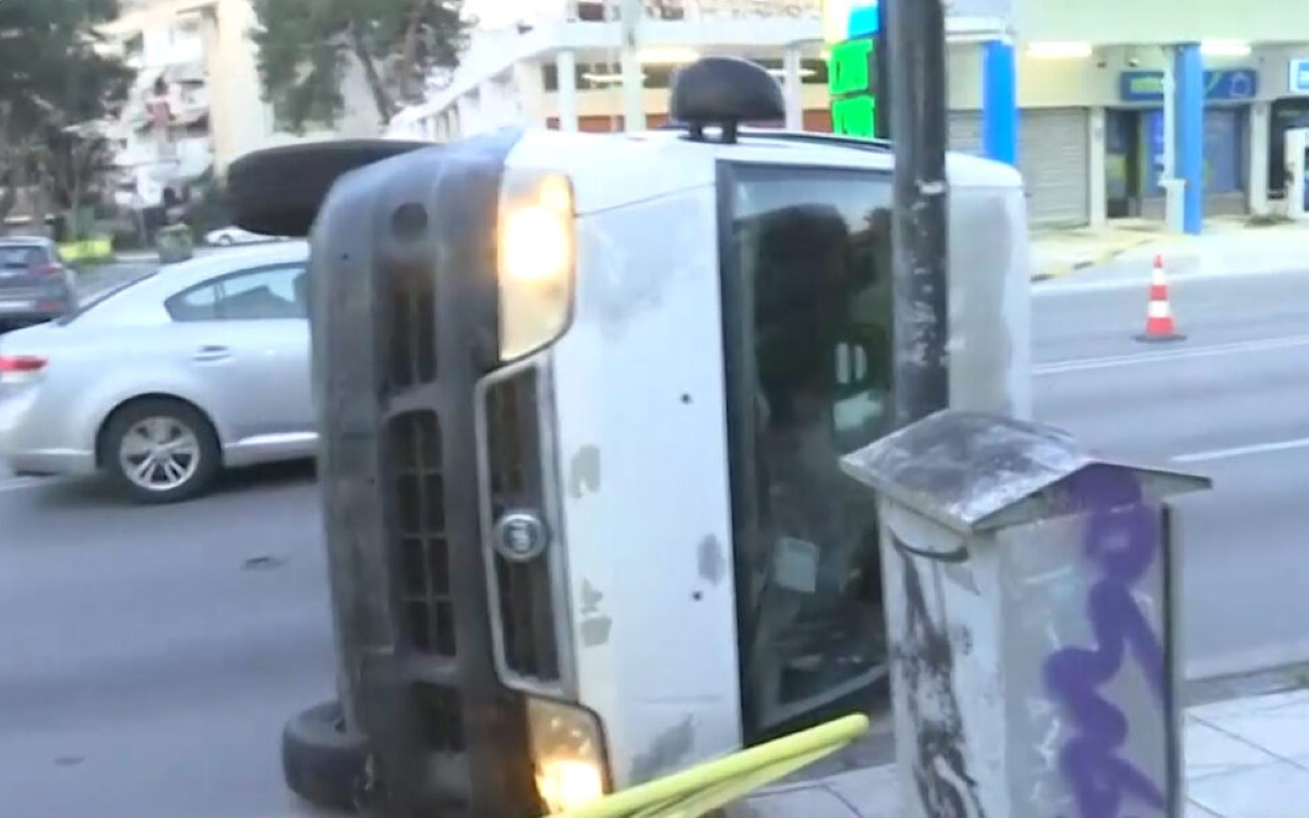 Θεσσαλονίκη: Φορτηγάκι έπεσε πάνω σε στάση λεωφορείου και αναποδογύρισε