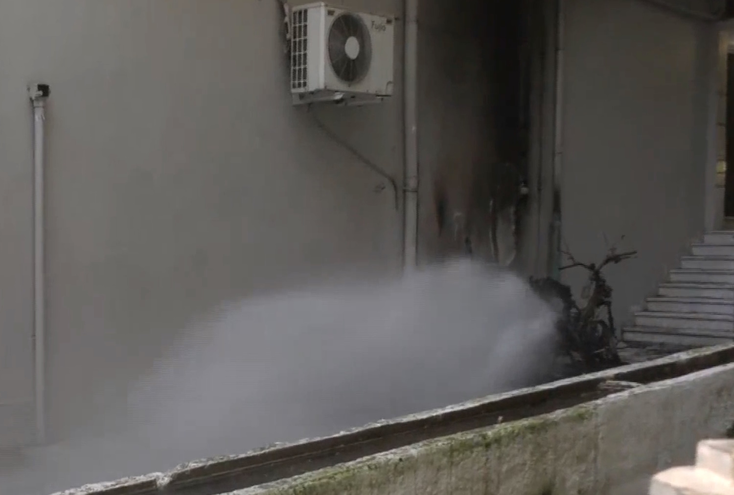 Θεσσαλονίκη: Φωτιά σε μηχανάκι προκάλεσε ζημιά σε αγωγό νερού της ΕΥΑΘ σε πολυκατοικία