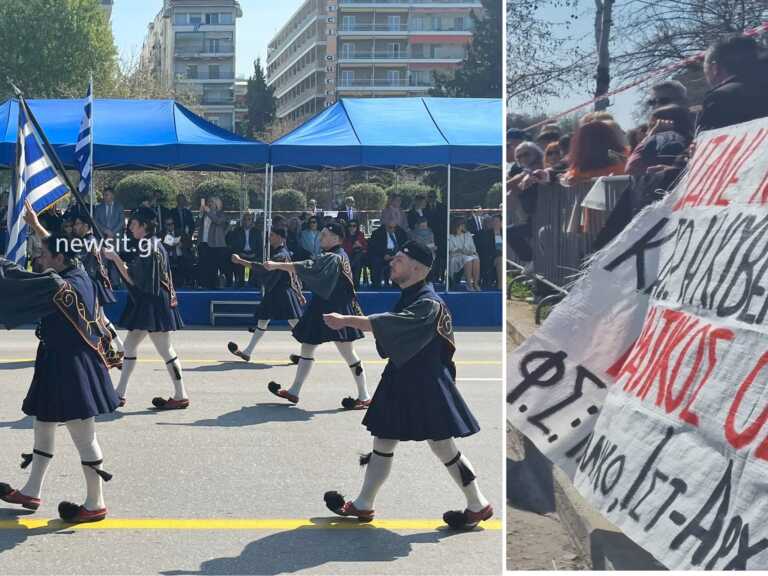 Άνοιξαν πανό για τα Τέμπη στην παρέλαση της Θεσσαλονίκης