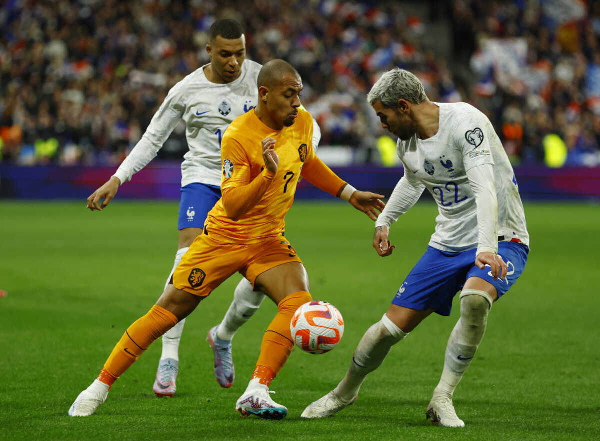 Soccer Football - UEFA Euro 2024 Qualifiers - Group B - France v Netherlands - Stade de France, Saint-Denis, France - March 24, 2023 France's Kylian Mbappe and Theo Hernandez in action with Netherlands' Donyell Malen REUTERS