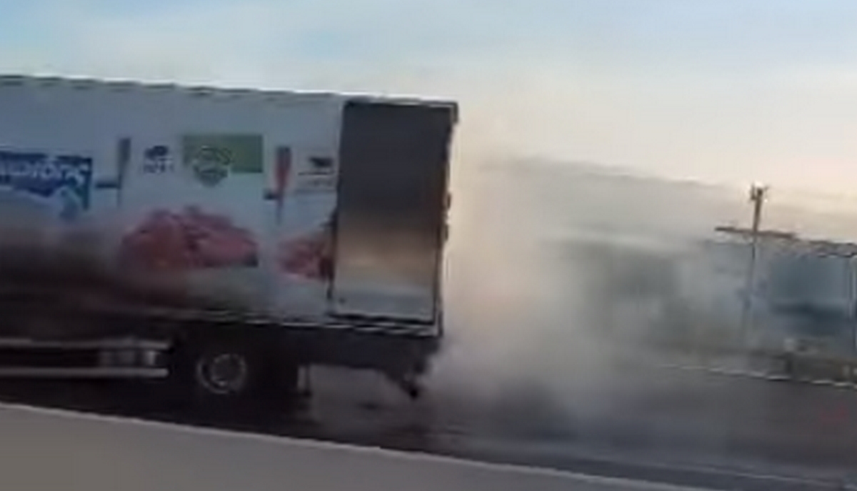 Φορτηγό πήρε φωτιά στην εθνική οδό Πατρών – Κορίνθου