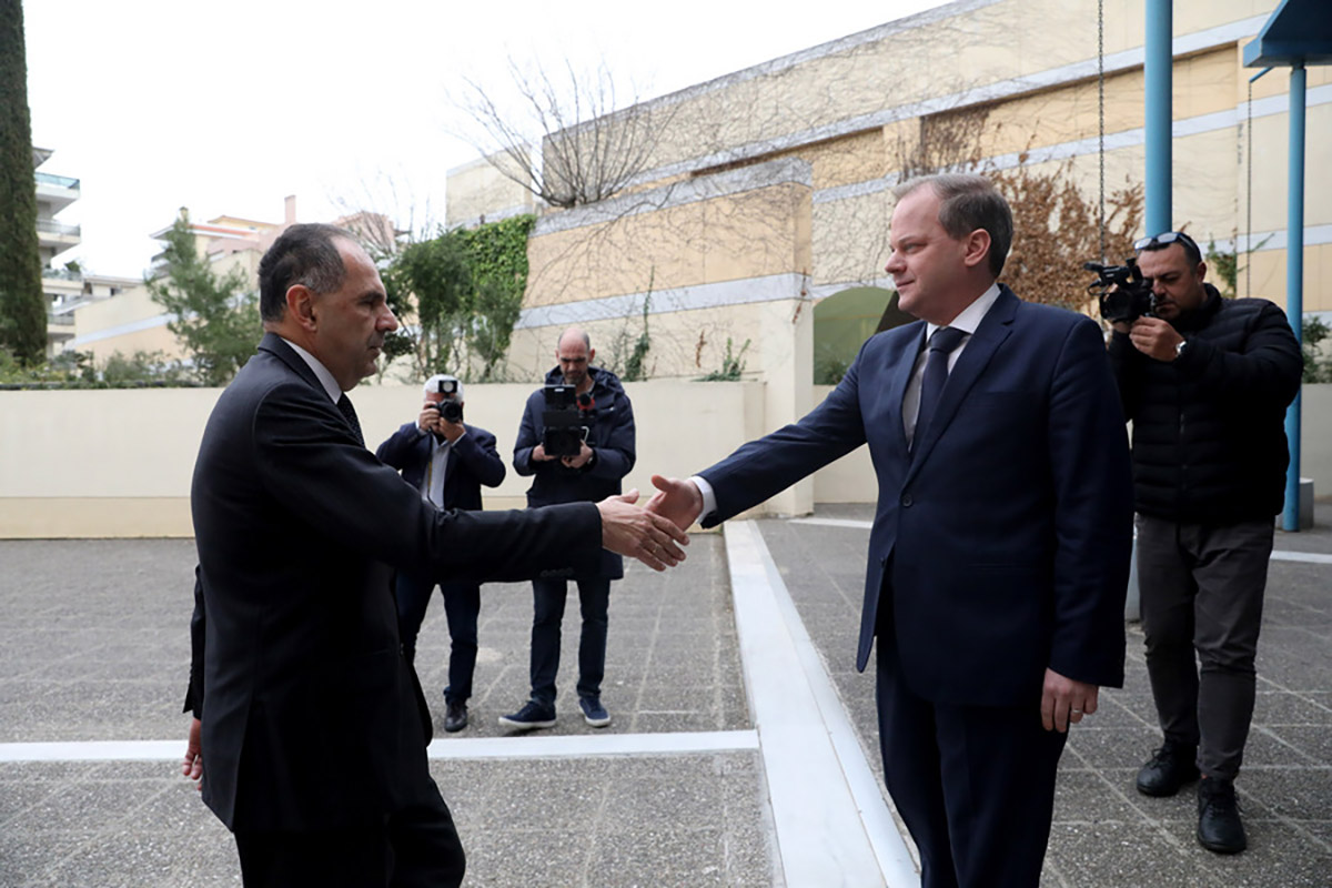 Ο πρώην υπουργός Μεταφορών Κώστας Καραμανλής (Δ) υποδέχεται τον  μεταβατικό υπουργό Υποδομών και Μεταφορών Γιώργο Γεραπετρίτη (Α) στην τελετή παράδοσης παραλαβής του Υπουργείου Μεταφορών, στην Αθήνα, Πέμπτη 2 Μαρτίου 2023. Ο υπουργός Επικρατείας Γιώργος Γεραπετρίτης αναλαμβάνει το χαρτοφυλάκιο του υπουργείου Μεταφορών και Υποδομών, κρατώντας παράλληλα το χαρτοφυλάκιο του υπουργού Επικρατείας, μετά την παραίτηση του Κώστα Καραμανλή για την πολύνεκρη τραγωδία στα Τέμπη. ΑΠΕ-ΜΠΕ
