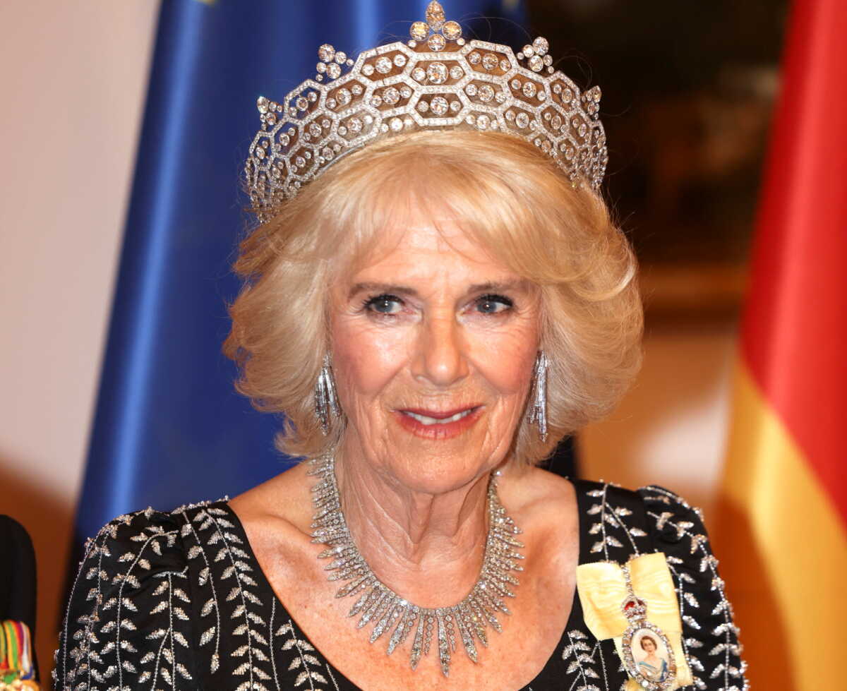 Καμίλα: Τα σπάνια κοσμήματα της βασιλικής συζύγου στο επίσημο δείπνο στην Γερμανία