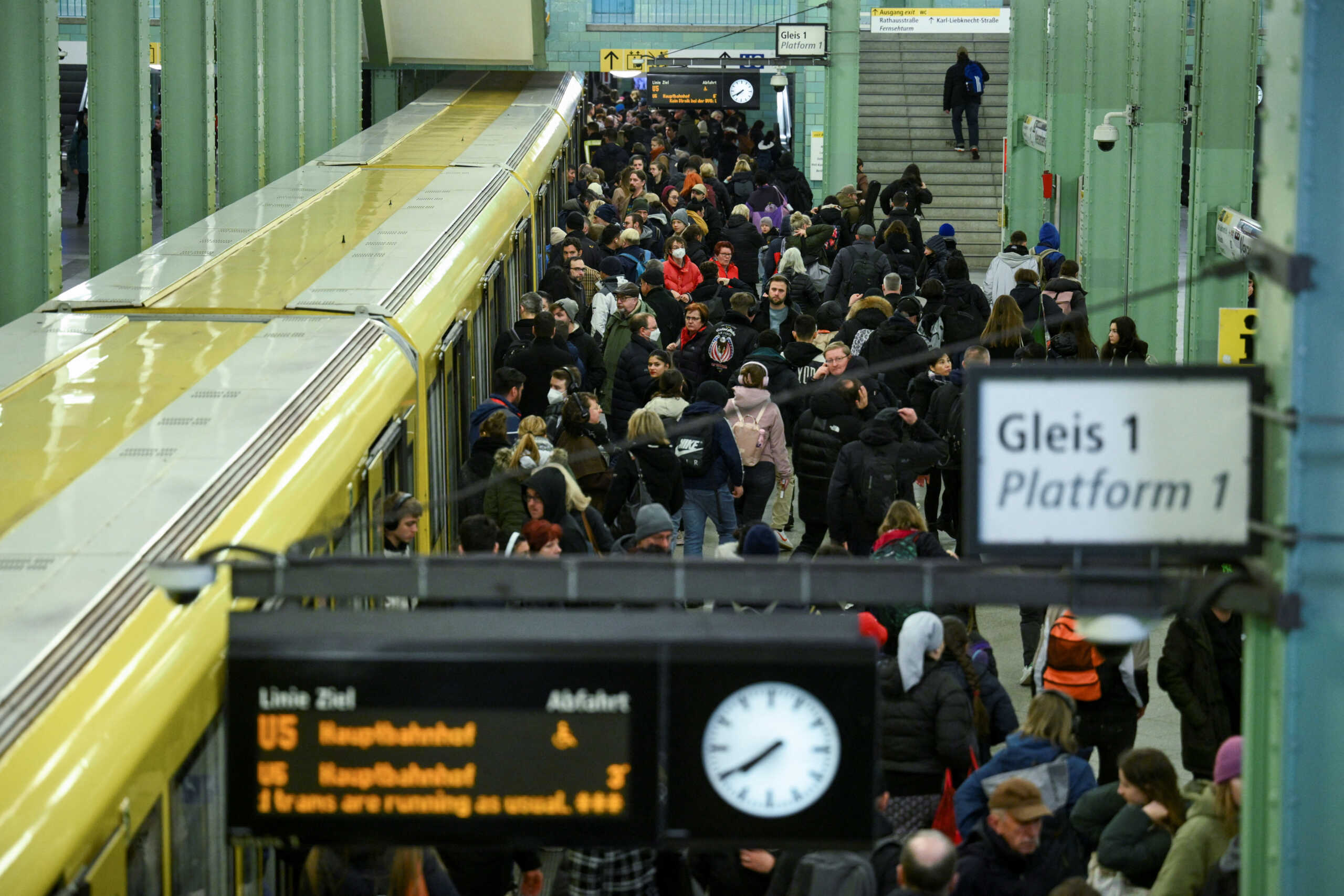 Γερμανία: Χάος με την 24ωρη απεργία στις μεταφορές – «Παρέλυσαν» τρένα, αεροδρόμια, λιμάνια και δρόμοι