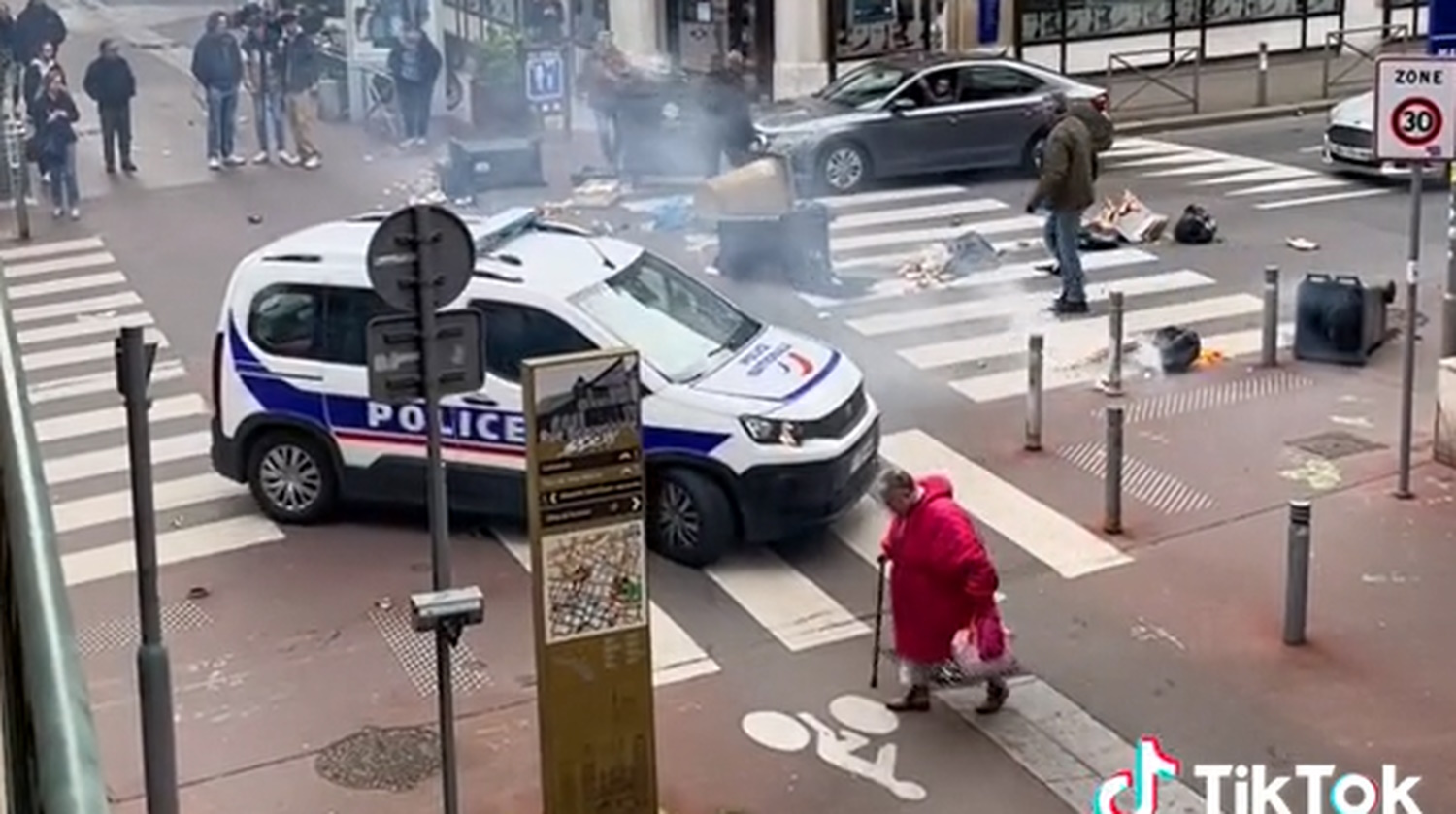 Γαλλία: Γιαγιά «σταμάτησε» τα επεισόδια για να διασχίσει δρόμο