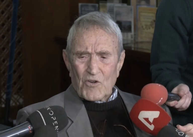  Η Αλίκη μας έβλεπε να τρώμε για να χορταίνει, δεν έτρωγε για να μην παχύνει