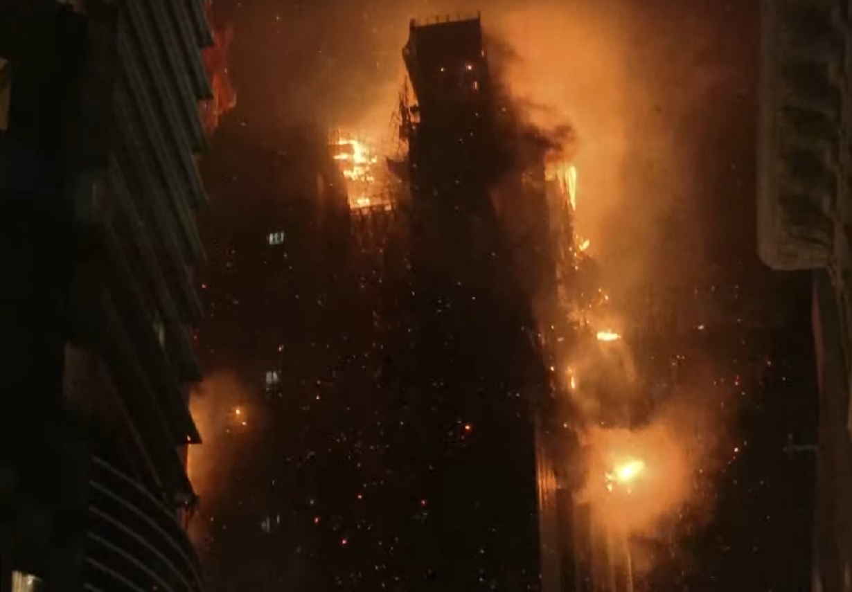 Κίνα: Μεγάλη φωτιά σε ουρανοξύστη στο Χονγκ Κονγκ