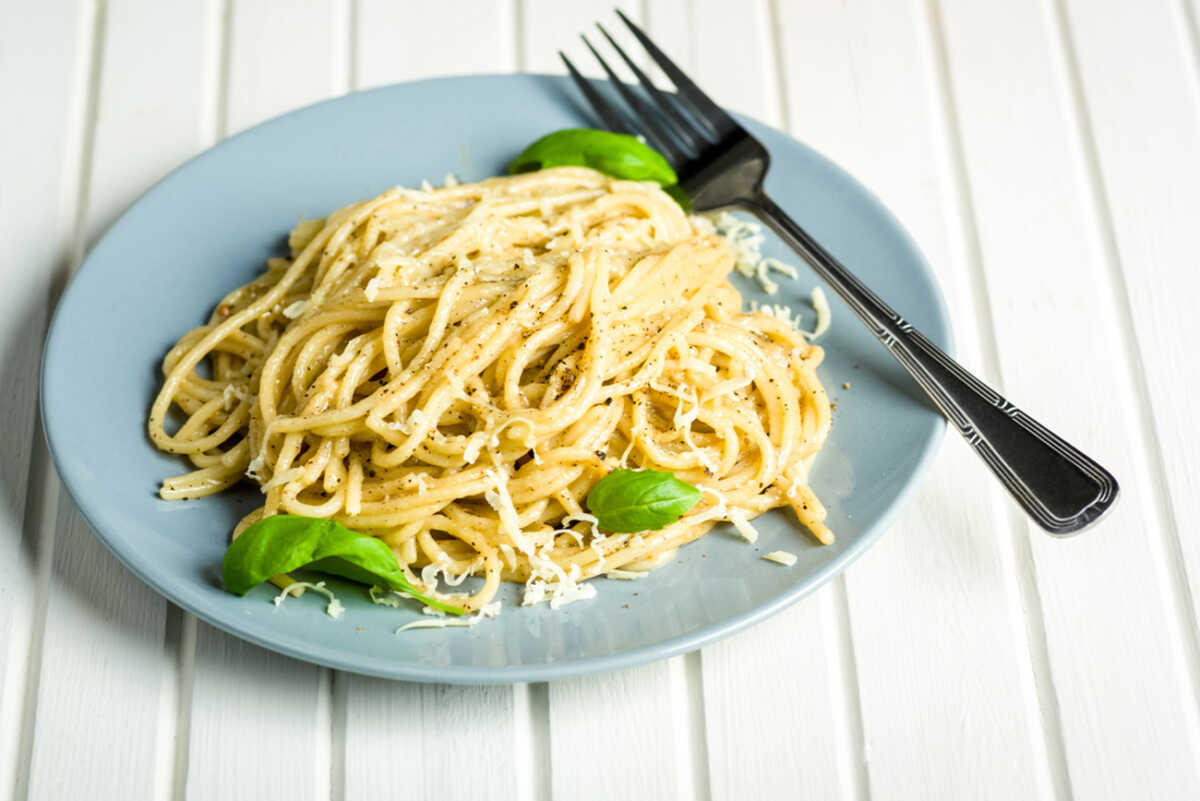 Συνταγή για σπαγγέτι Cacio e Pepe με 5 υλικά