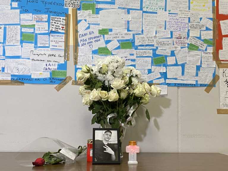 Hundreds of touching messages at the school of 15-year-old Panagiotis, who was killed in Tempi