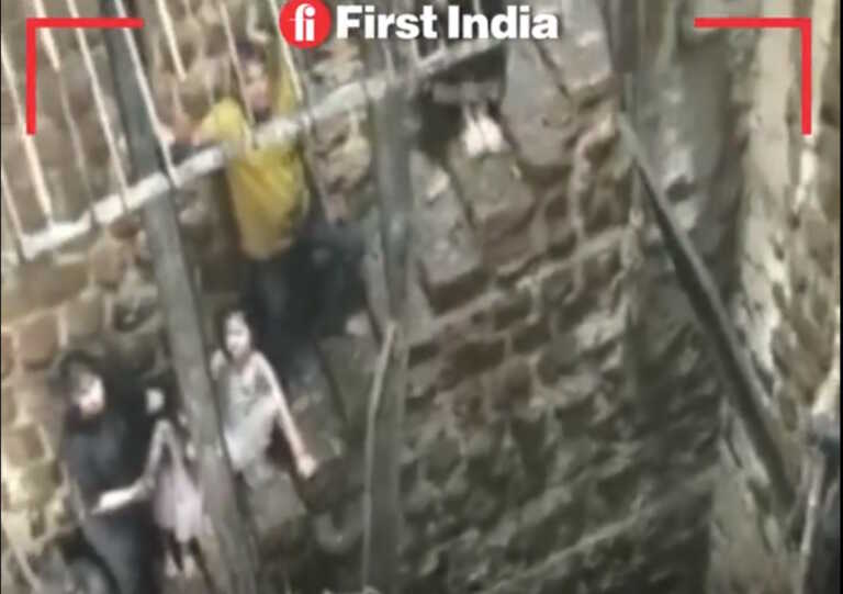 Ινδία: Τραγωδία σε ινδουιστικό ναό - Πιστοί βρήκαν μαρτυρικό θάνατο όταν υποχώρησε το πάτωμα