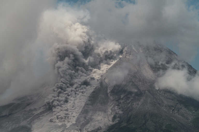 Εξερράγη το ηφαίστειο Μεράπι στην Ινδονησία - Εντυπωσιακές εικόνες