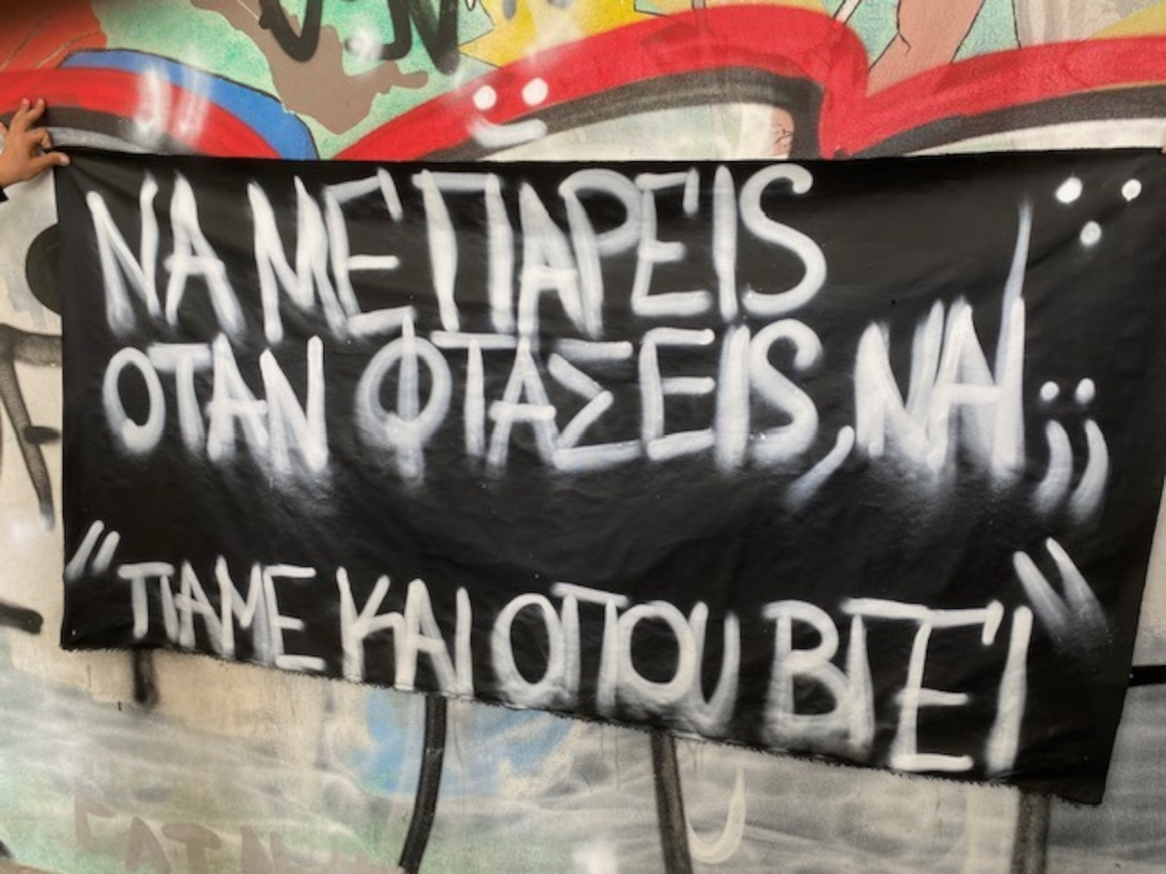 Σύγκρουση τρένων στα Τέμπη: Φόρος τιμής από μαθητές στο Ηράκλειο – «Το τρένο φεύγει στις 8, ταξίδι για το Χάρο»