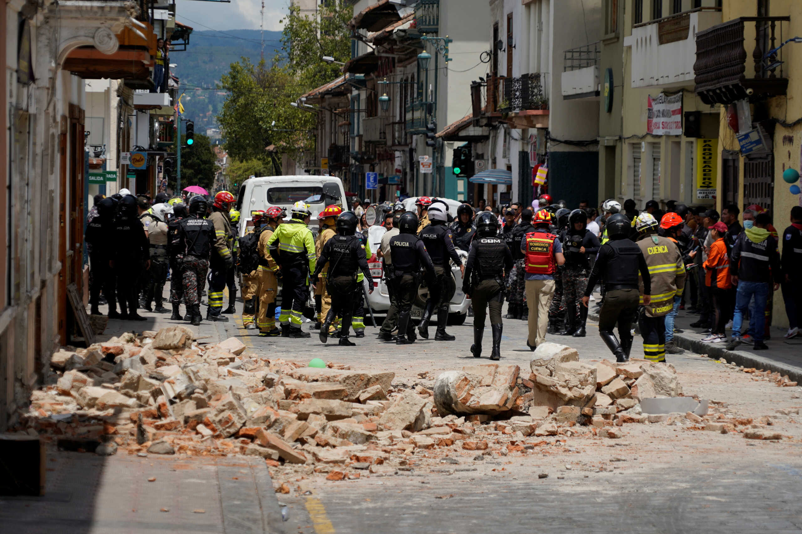 Ισημερινός: Τέσσερις νεκροί από τον σεισμό των 6,7 βαθμών – Βίντεο από τα φονικά Ρίχτερ