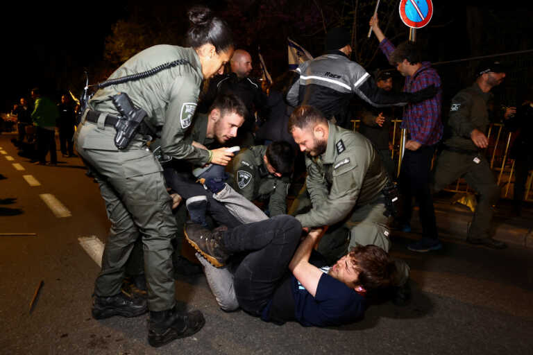 Αντιδράσεις για την αποπομπή του Ισραηλινού υπουργού Άμυνας από τον Νετανιάχου - Διαδηλωτές στους δρόμους, παραιτήθηκε ο πρόξενος στη Ν. Υόρκη