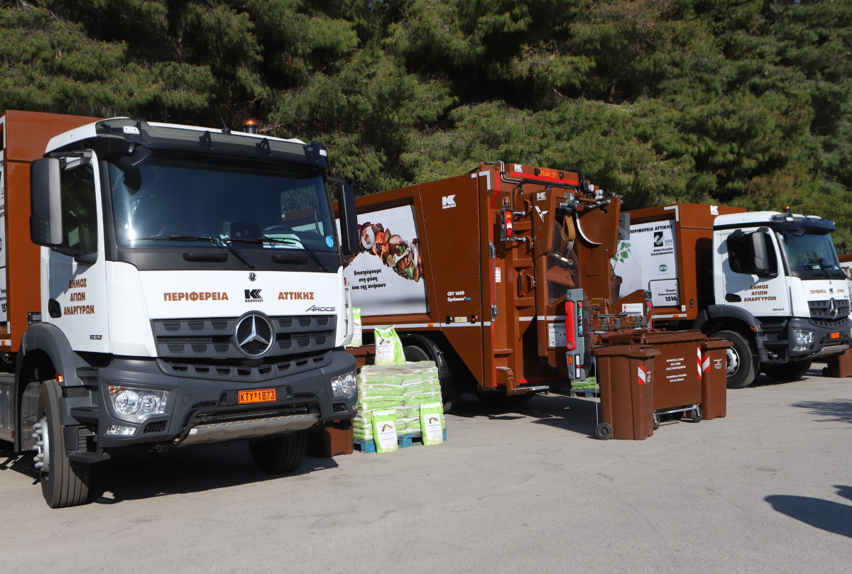 Παραδόθηκαν τρία σύγχρονα απορριμματοφόρα για τη συλλογή βιοαποβλήτων στο Δήμο Αγ. Αναργύρων – Καματερού