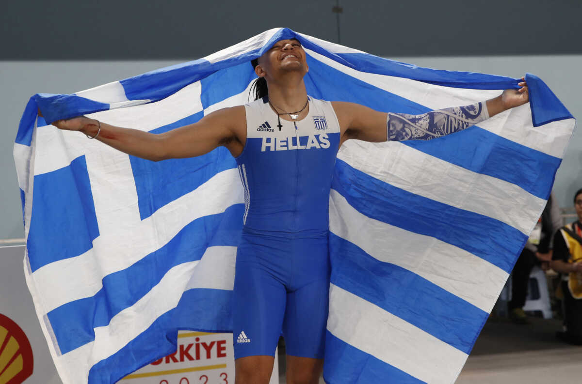 Ο Εμμανούηλ Καραλής γονάτισε συγκινημένος με την ελληνική σημαία