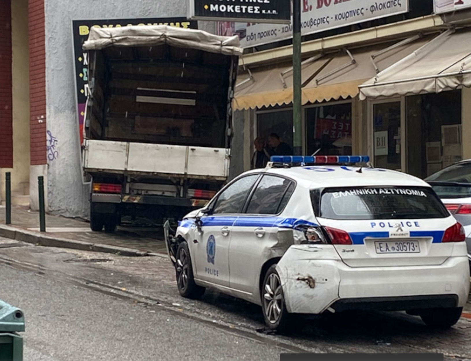Καβάλα: Φορτηγό έπεσε πάνω σε περιπολικό
