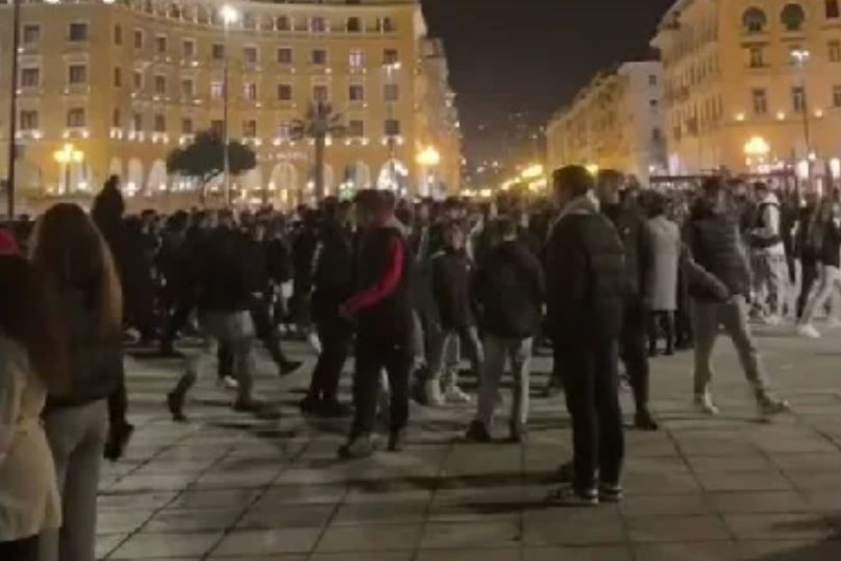Θεσσαλονίκη: Καβγάς νεαρών κοριτσιών στην πλατεία Αριστοτέλους με κοινό και live μετάδοση στο Tik Tok