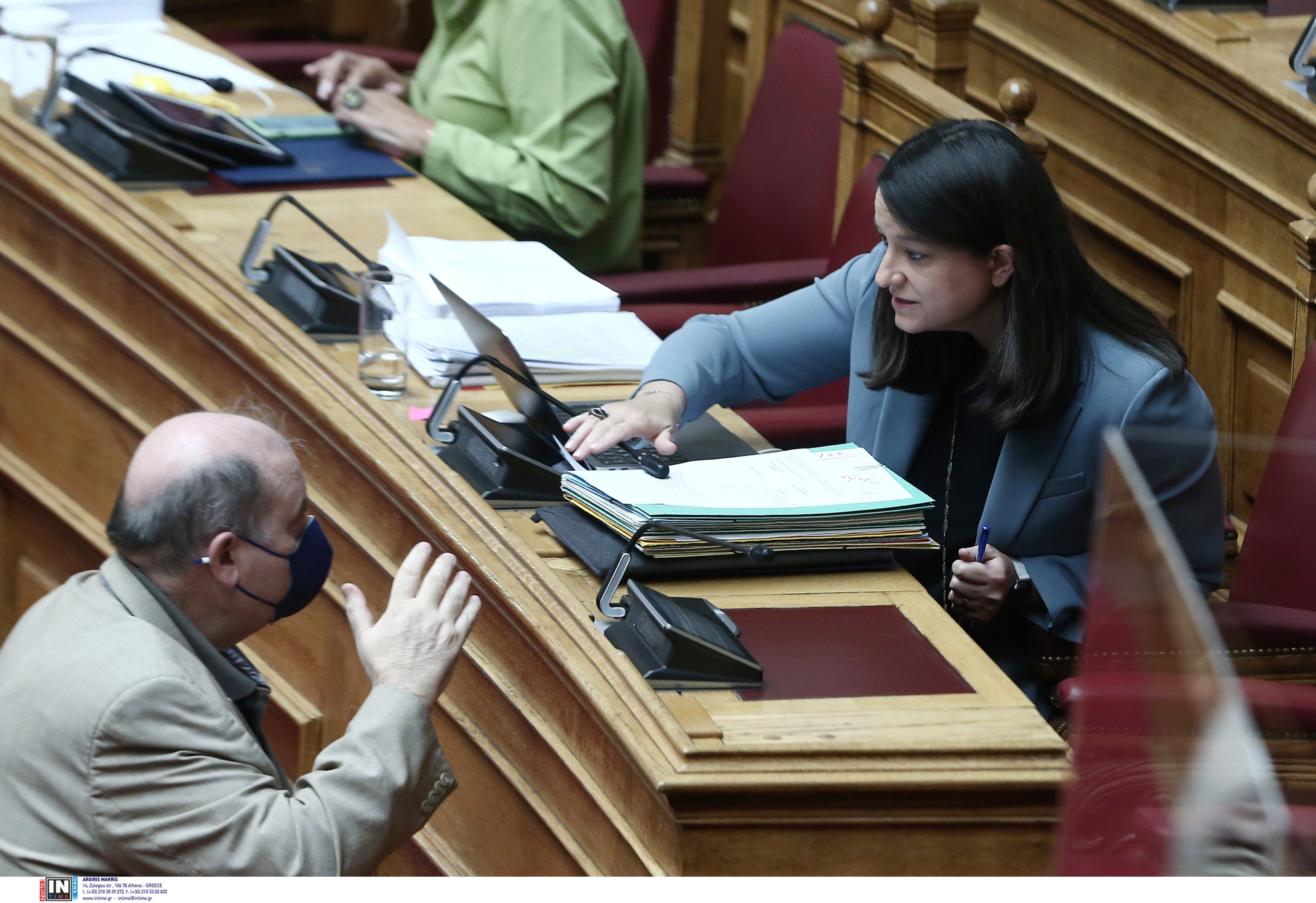 Τέμπη: Νέα κόντρα Κεραμέως, Φίλη στη Βουλή – «Δεν είπα για δολοφόνους παιδιών», «εργαλειοποίηση της τραγωδίας»