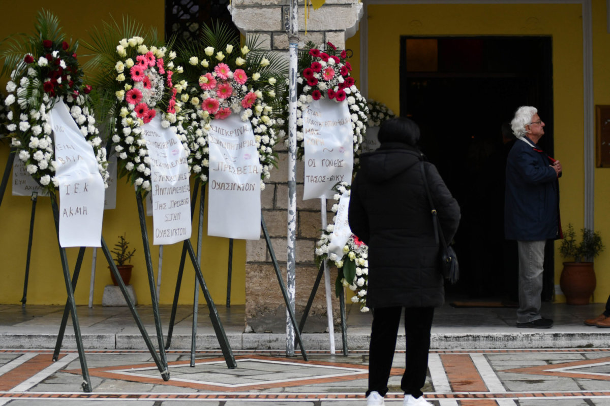 Τέμπη: Απέραντη θλίψη στην κηδεία της 42χρονης Βάγιας στον Τύρναβο, η οποία σκοτώθηκε στο μοιραίο τρένο