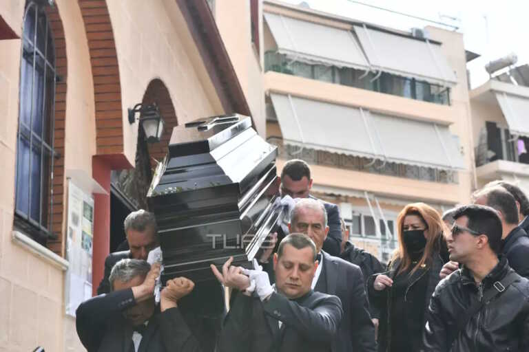 Συγκινημένη και συντετριμμένη η οικογένεια του Παντελή Παντελίδη στην κηδεία του πατέρα του, Σταύρου