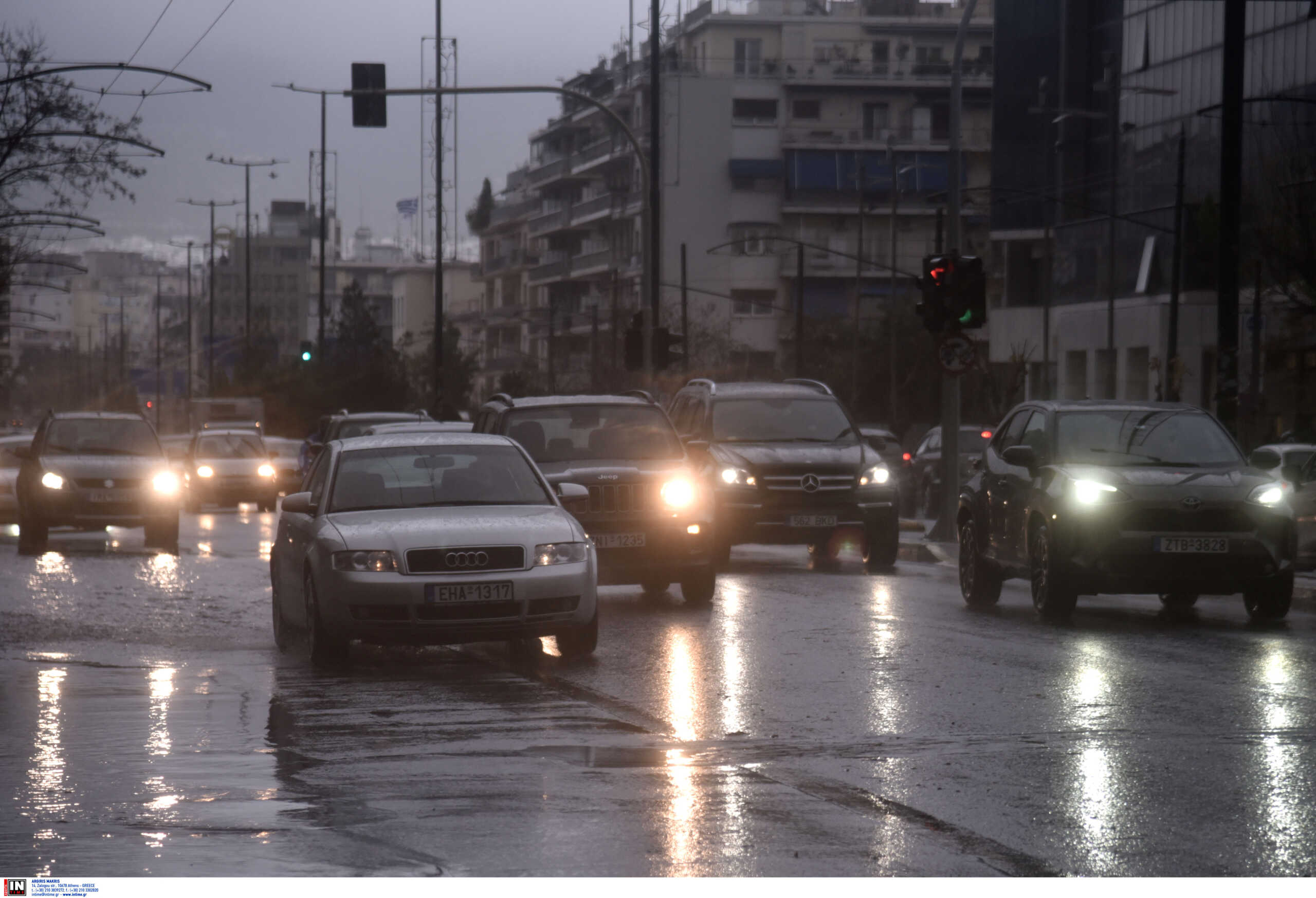 Κίνηση στους δρόμους: Μποτιλιάρισμα σε όλη την Αθήνα – Κλειστοί δρόμοι, απεργία στο Μετρό και βροχή