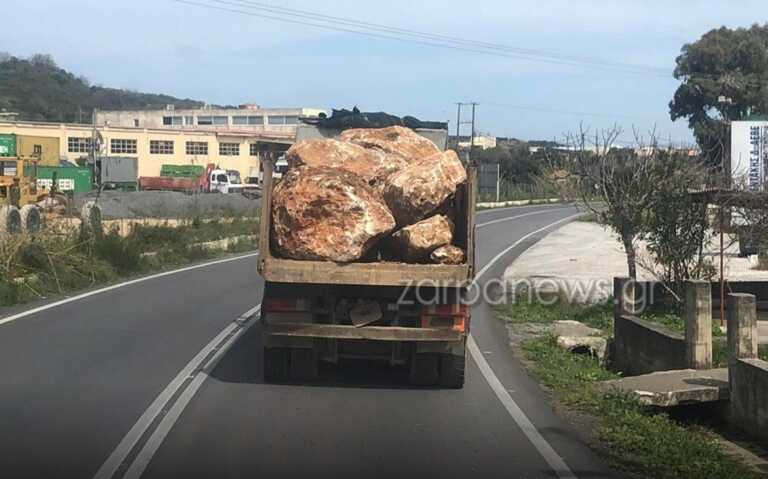 Ρεσιτάλ ασυνειδησίας από οδηγό στην εθνική οδό της Κρήτης - Δείτε πώς μετέφερε αυτές τις πέτρες