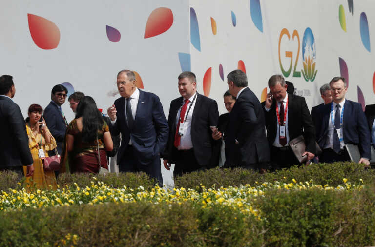 Ο «θεριακλής» Σεργκέι Λαβρόφ, «ξένος» με τον Άντονι Μπλίνκεν στη Σύνοδο της G20