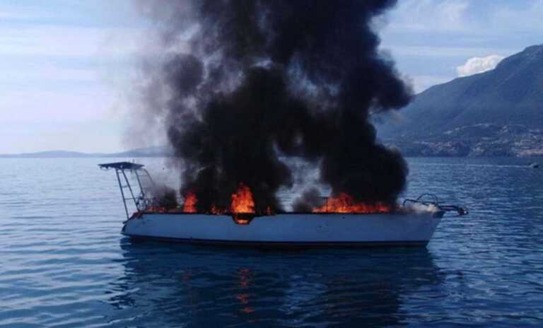 Εικόνες από τη φωτιά που τύλιξε σκάφος στη Λευκάδα - Η δραματική διάσωση ατόμου που ήταν μέσα