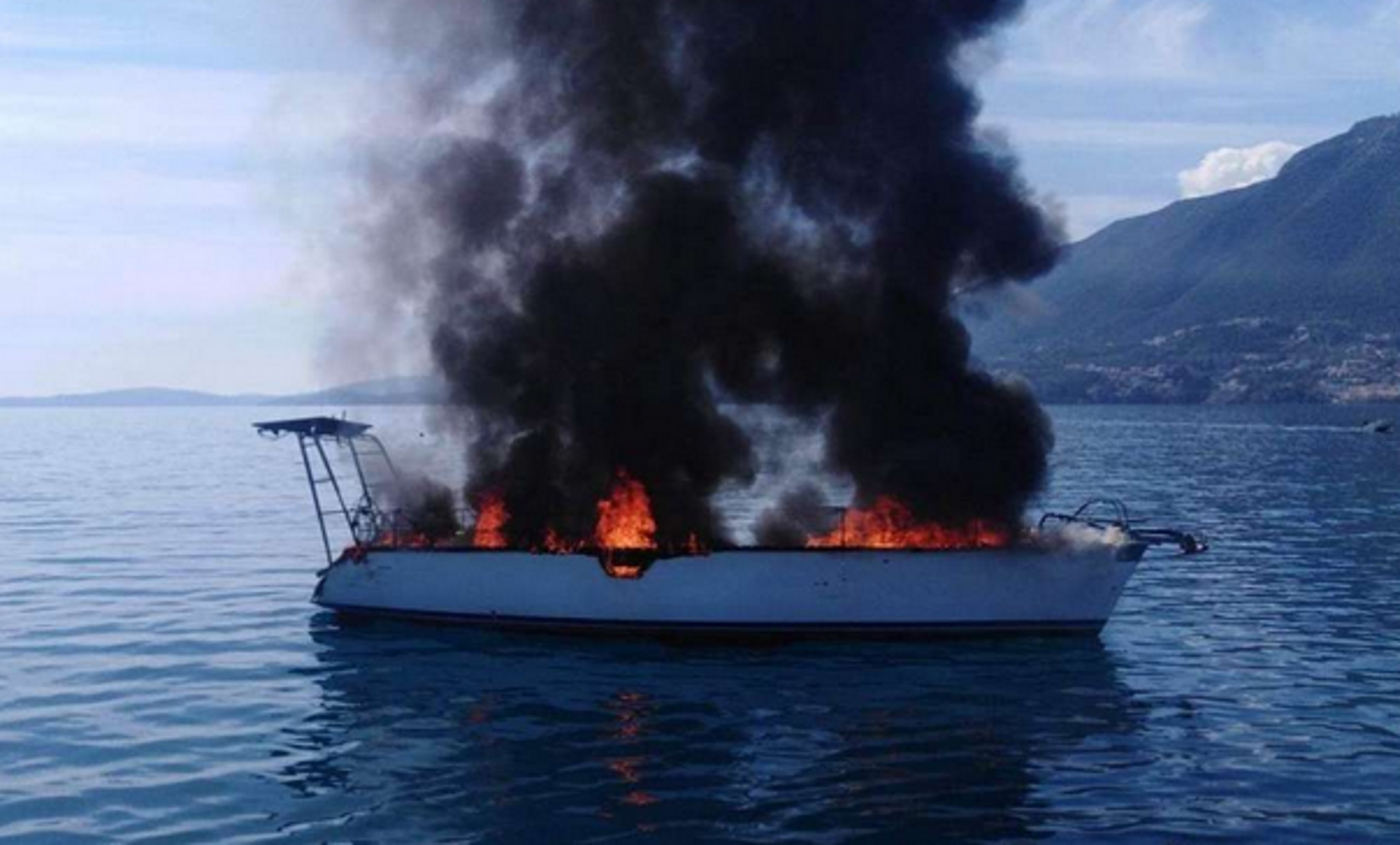 Λευκάδα: Εικόνες από τη φωτιά που κατέστρεψε σκάφος – Διασώθηκε ένα άτομο