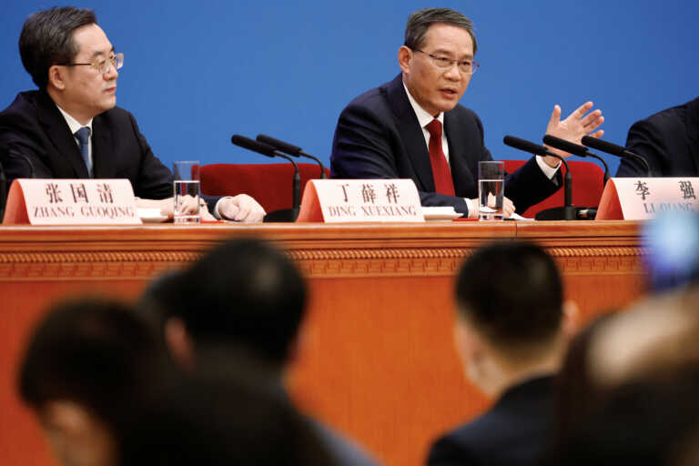 Ο πρωθυπουργός της Κίνας υποσχέθηκε σε στελέχη ξένων επιχειρήσεων μεγαλύτερο άνοιγμα της οικονομίας