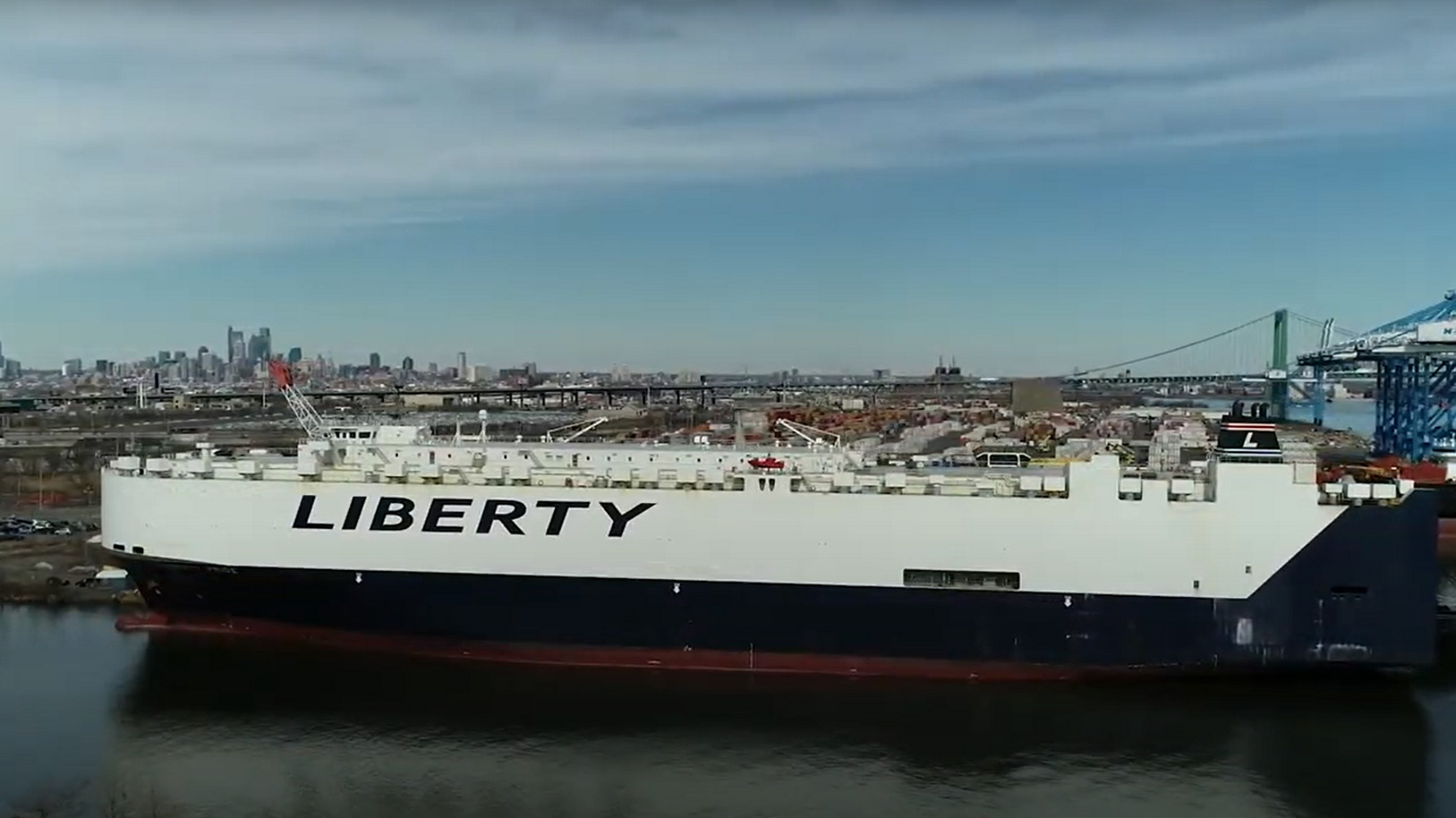 Αλεξανδρούπολη: Στο λιμάνι γιγαντιαίο αμερικανικό πλοίο με στρατιωτικά εφόδια