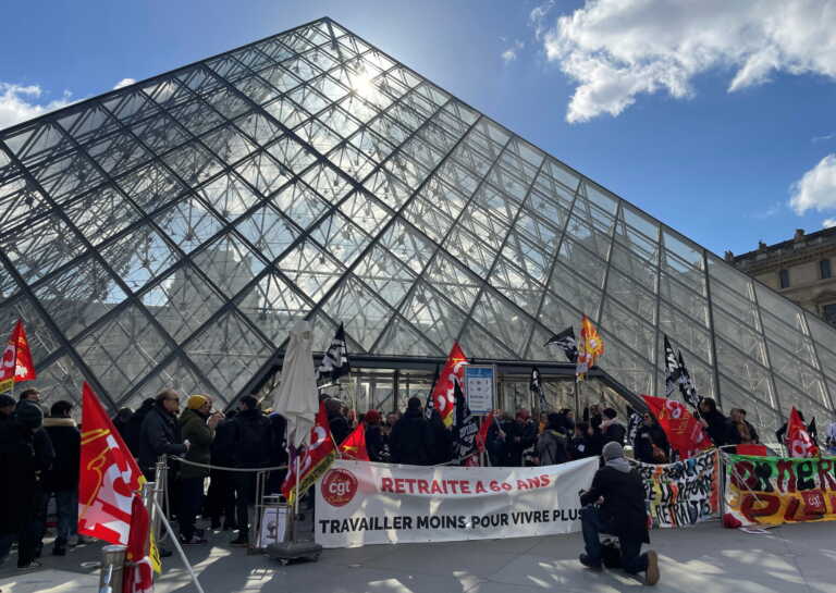 Διαδηλωτές απέκλεισαν το Λούβρο - Ουρές τουριστών έξω από το μουσείο