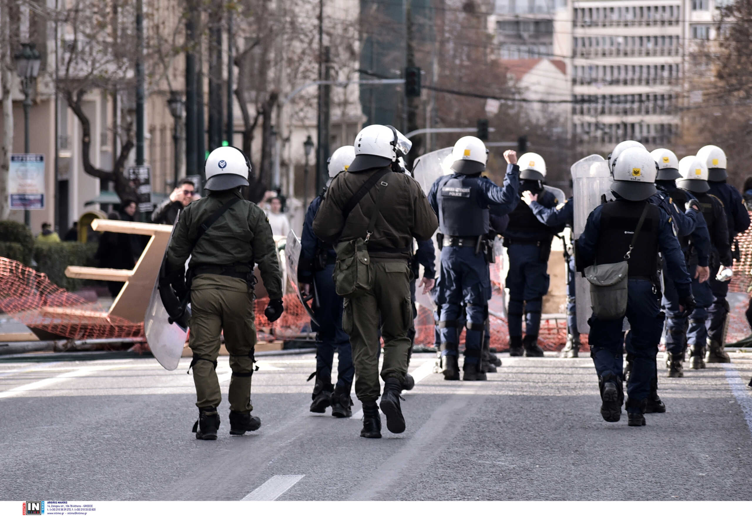 Εξάρχεια: Ανήλικος απείλησε ΜΑΤ με ψεύτικο όπλο και συνελήφθη