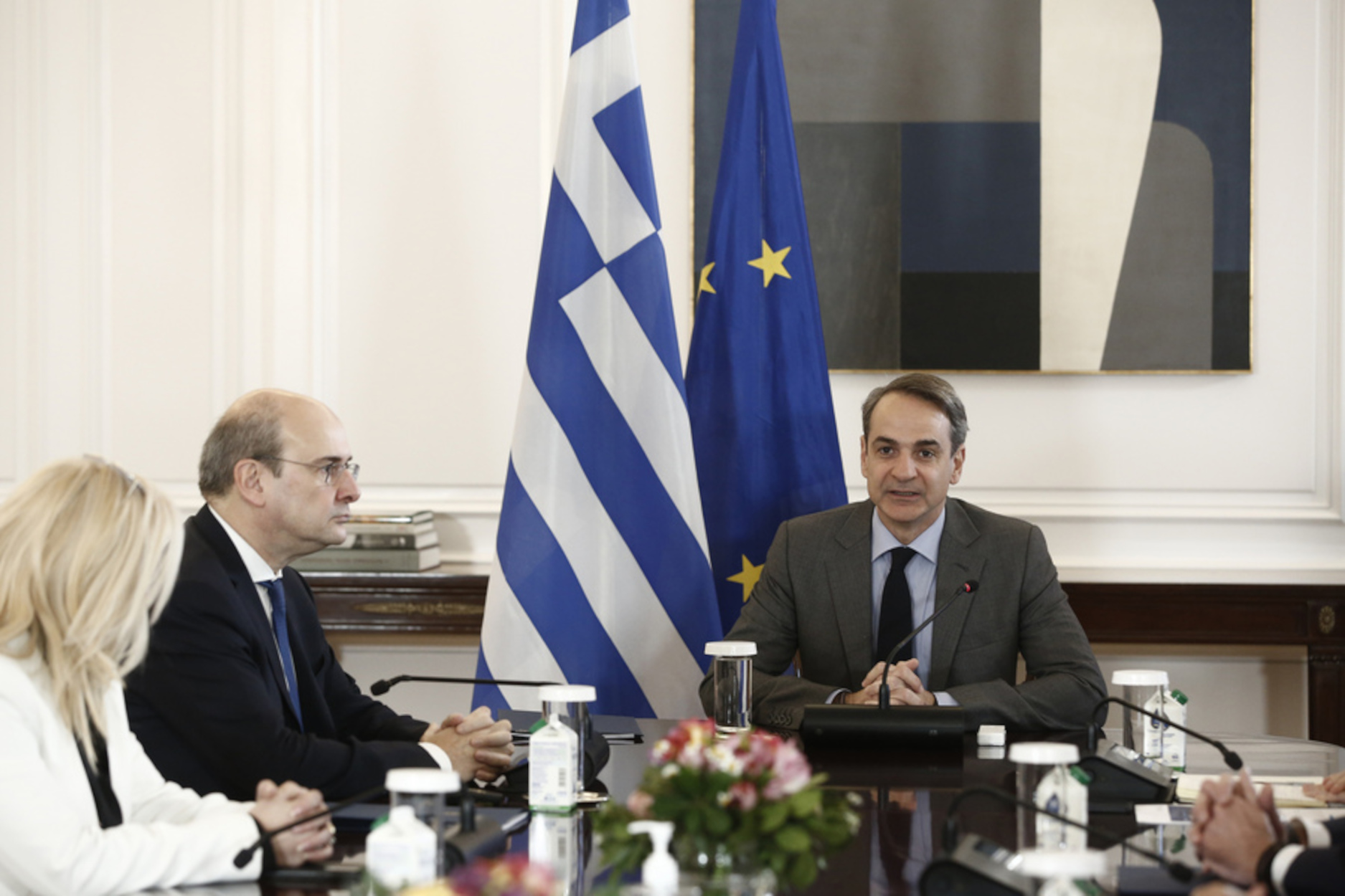 Ο πρωθυπουργός Κυριάκος Μητσοτάκης (Δ) μιλάει δίπλα στον υπουργό Εργασίας και Κοινωνικών Υποθέσεων Κωστή Χατζηδάκη (2ος Α) κατά τη διάρκεια της συνάντησής τους, για το ζήτημα της αύξησης του κατώτατου μισθού, στο Μέγαρο Μαξίμου, Αθήνα, Παρασκευή 17 Μαρτίου 2023. ΑΠΕ-ΜΠΕ