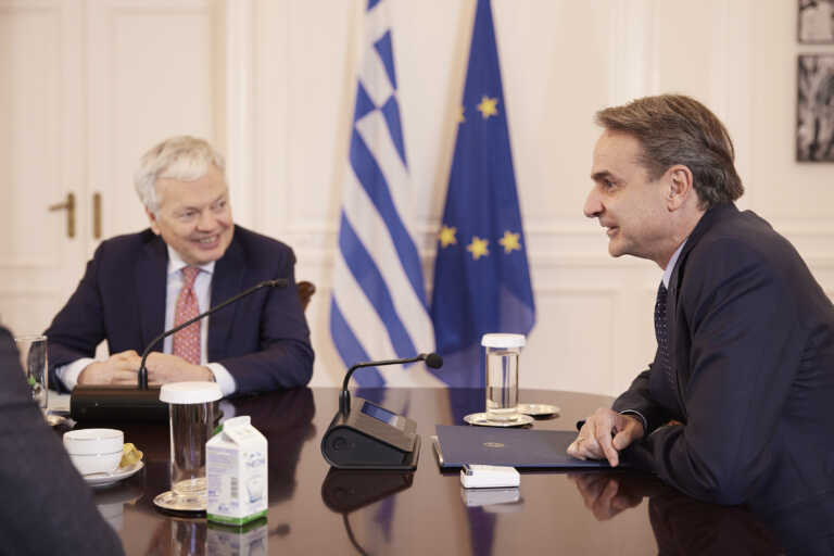 Συνάντηση Μητσοτάκη με τον Ευρωπαίο επίτροπο για θέματα Δικαιοσύνης Ντιντιέ Ρέιντερς